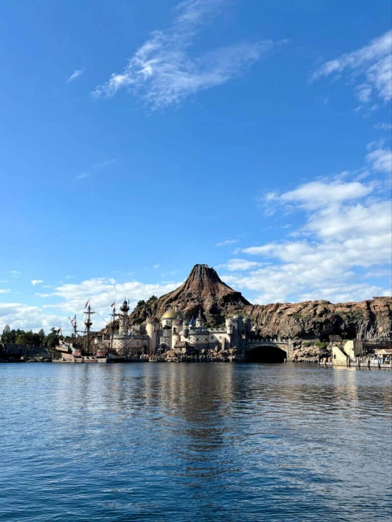 東京ディズニーシーのプロメテウス火山の景色