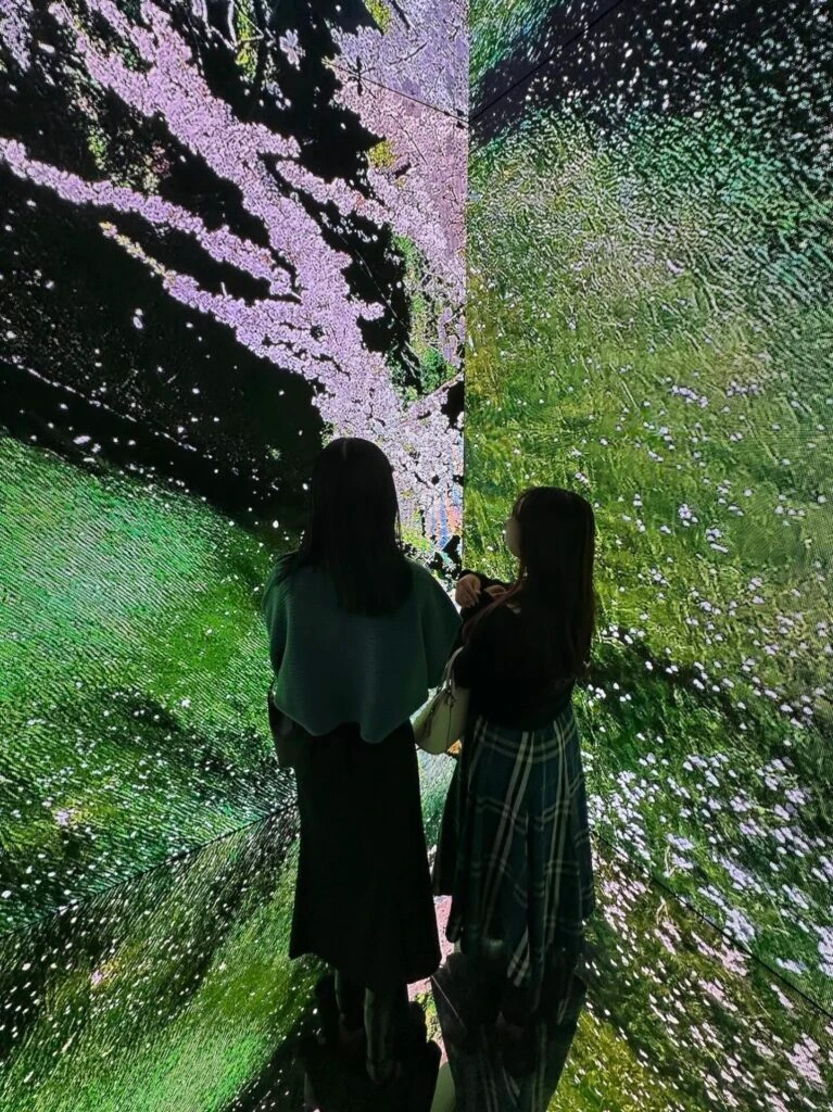 蜷川実花展の映えスポット　向き合って撮るのがポイント