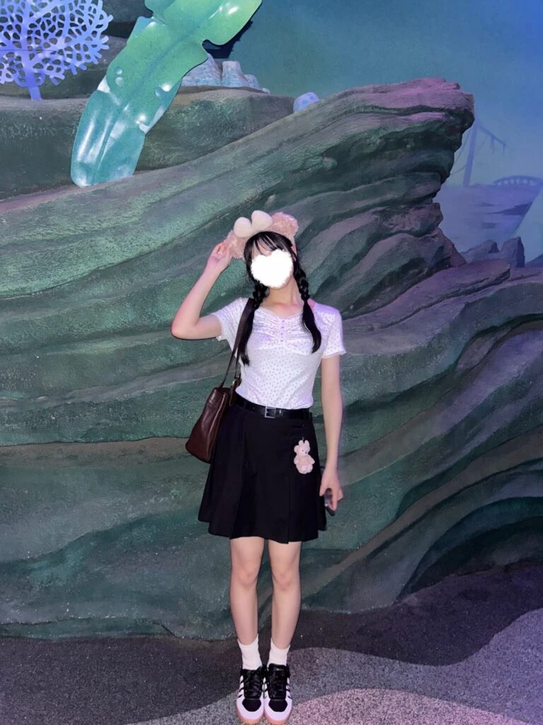 コーデ写真 黒ミニスカ 小花柄Tシャツ