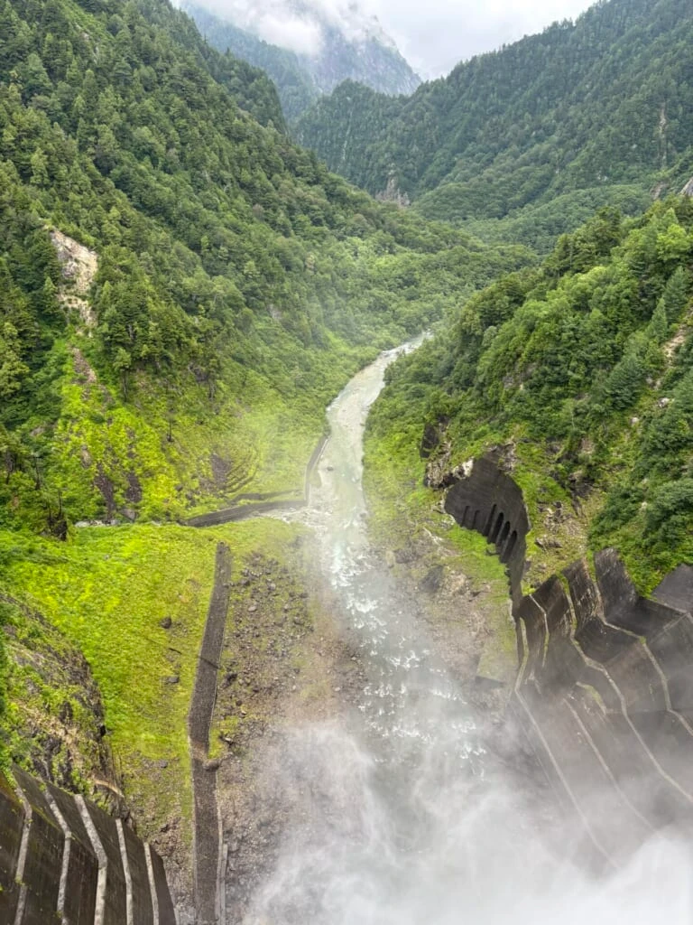 黒部ダムの展望台から見える湖畔遊歩道
