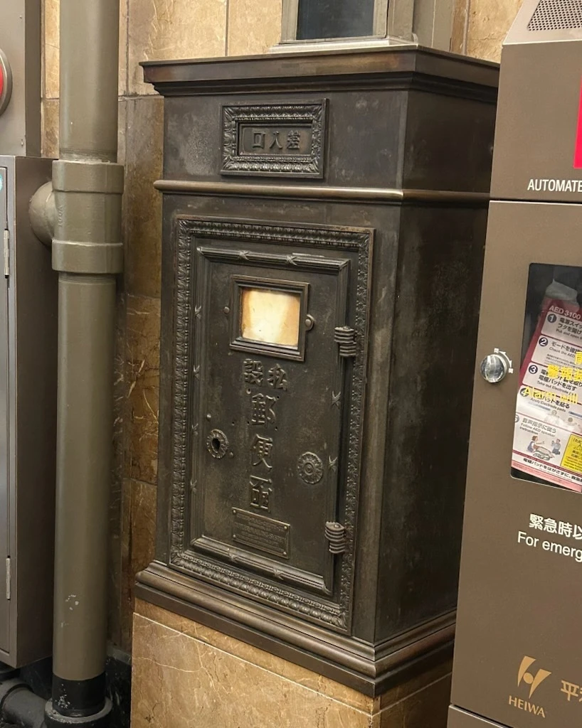 日証館 レトロなポスト