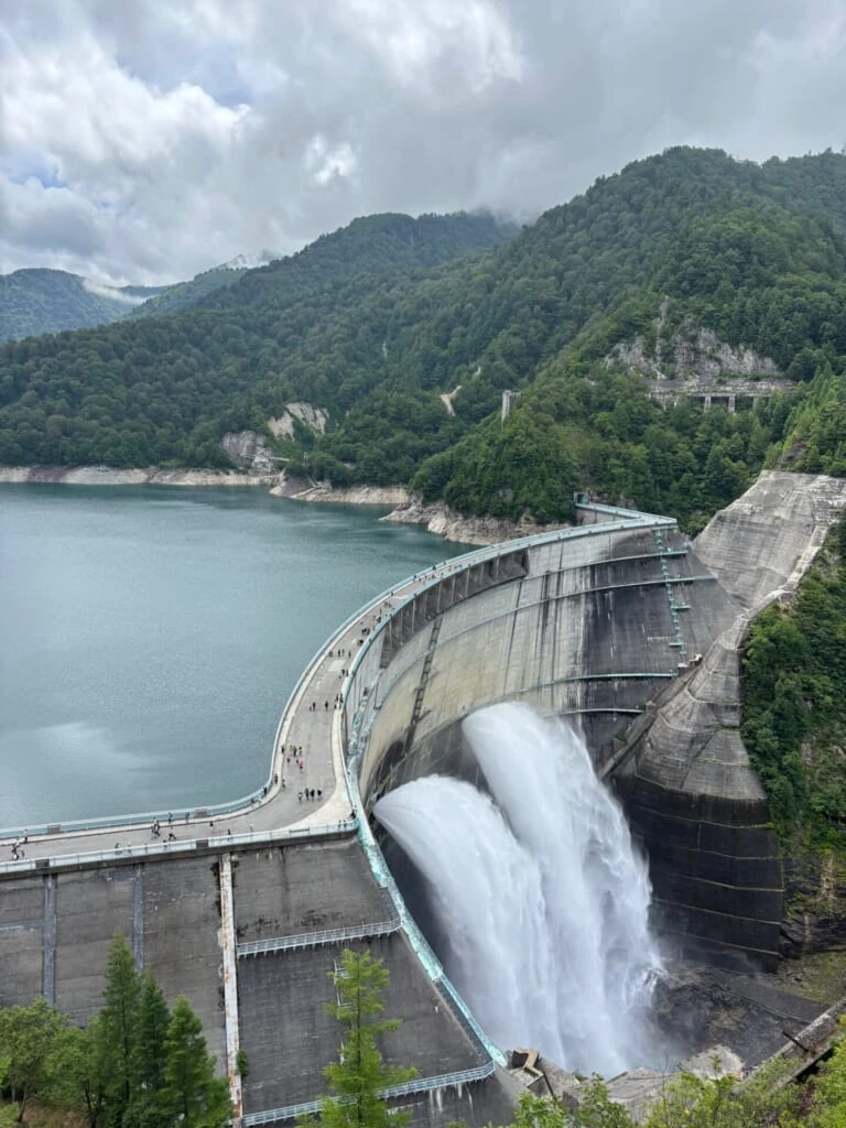黒部ダムの展望台から見下ろすダムえん堤と放水