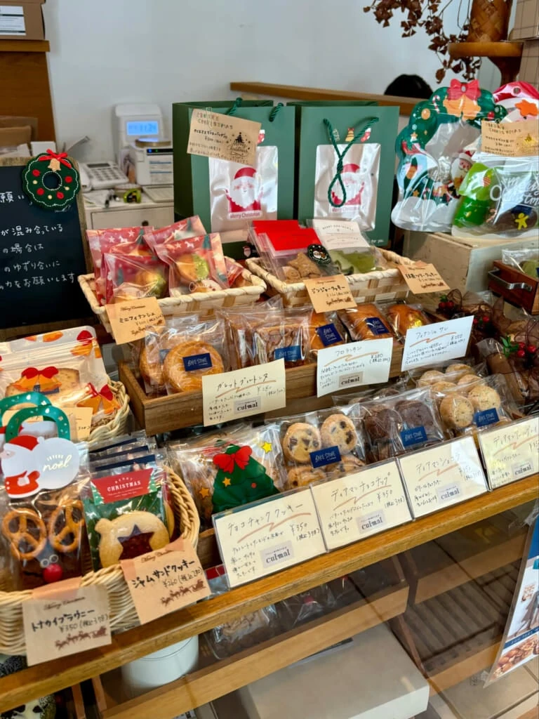 レジ横に並んだクッキーやブラウニー