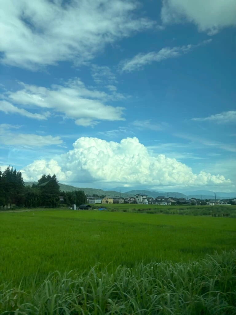 信濃大町から松本へ向かう電車の車内から見えた青空と珍しい形の雲