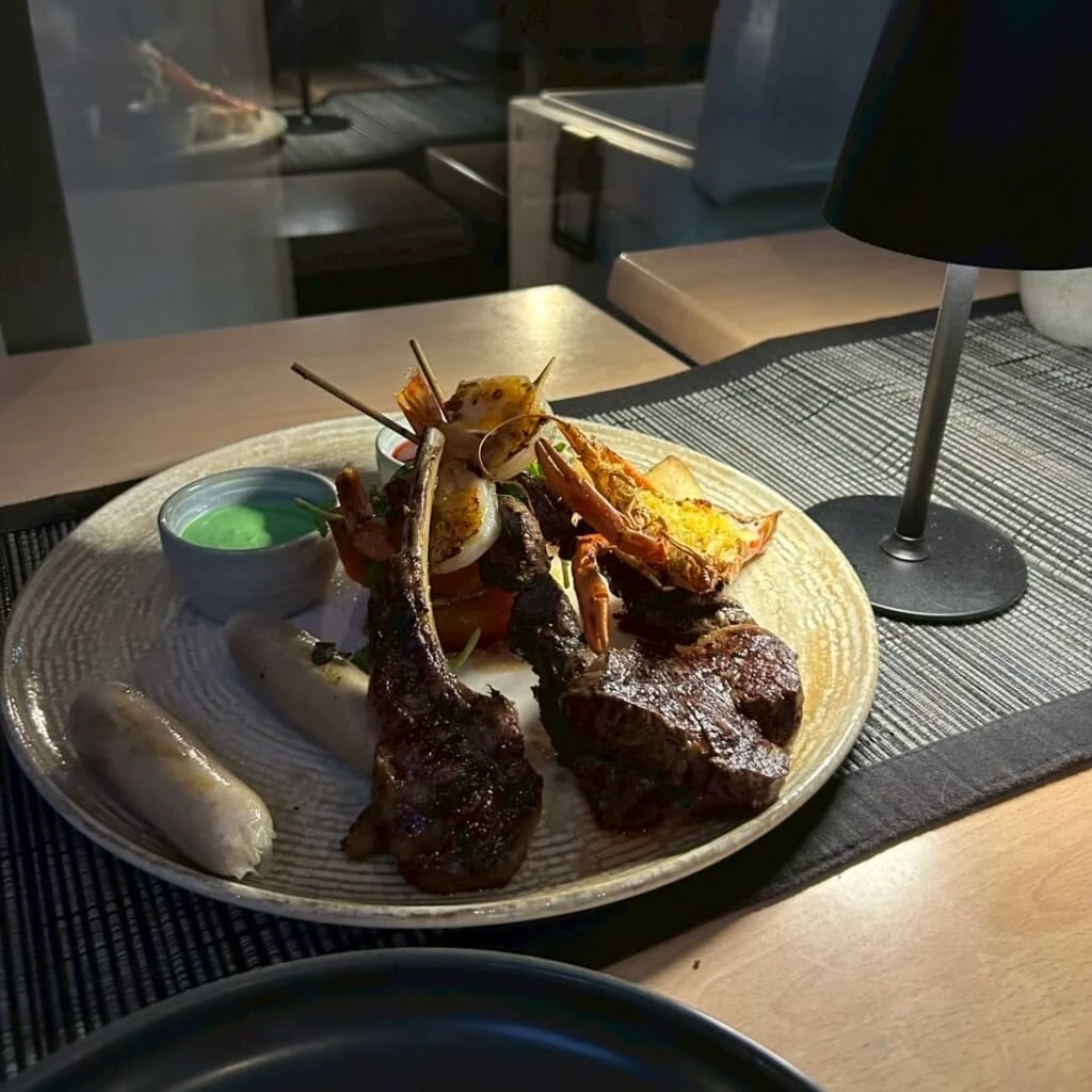大きな肉やシュリンプがのったプレートの写真