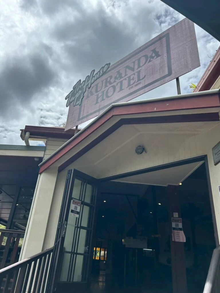 キュランダホテルの看板