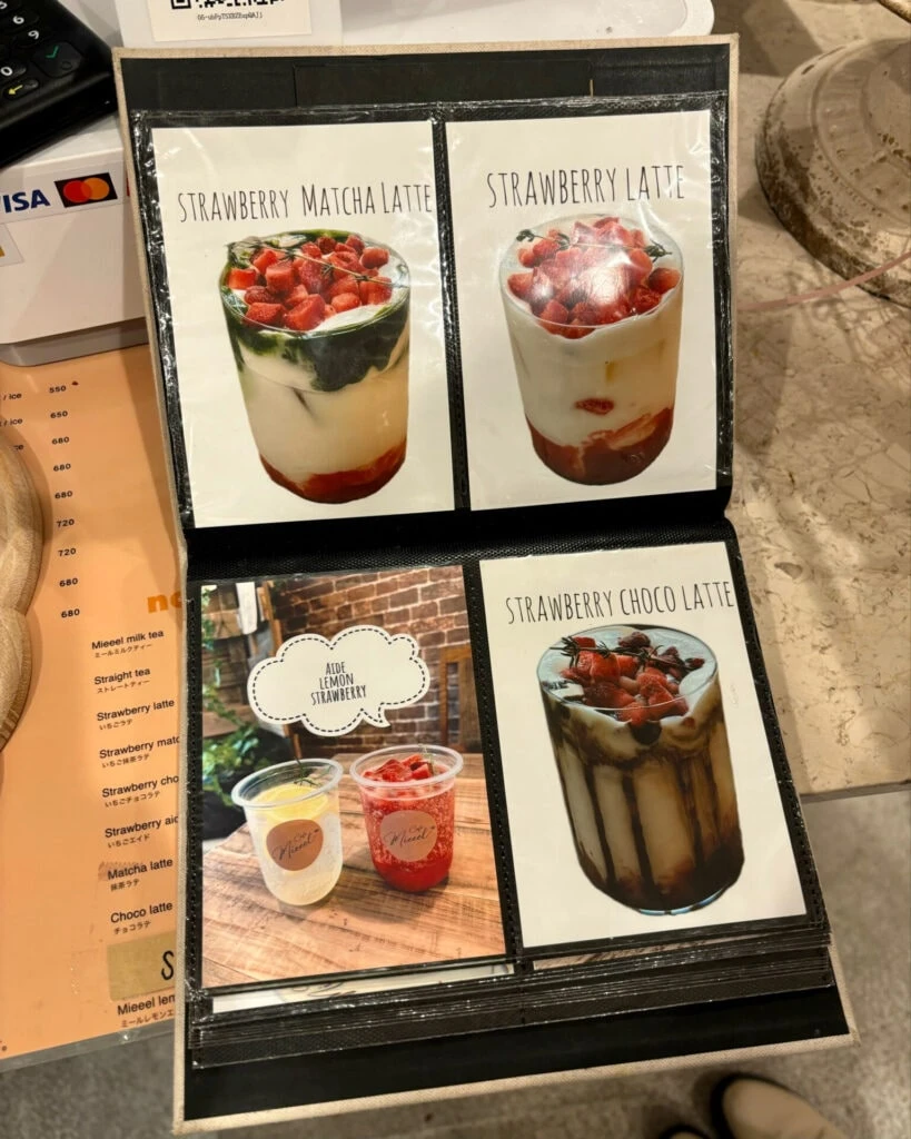 季節限定のいちごドリンクのメニュ表