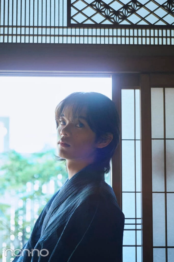 浴衣を着て障子にもたれる黒川想矢