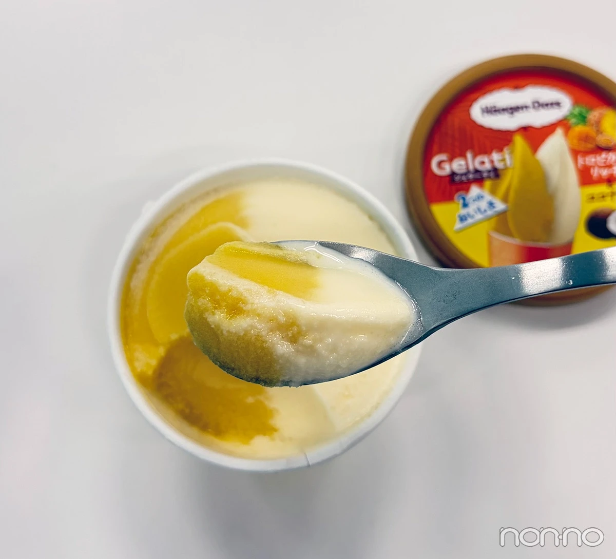 ハーゲンダッツ「ジェラーティ」トロピカルリッチ&ココナッツ スプーンで2味をすくった状態