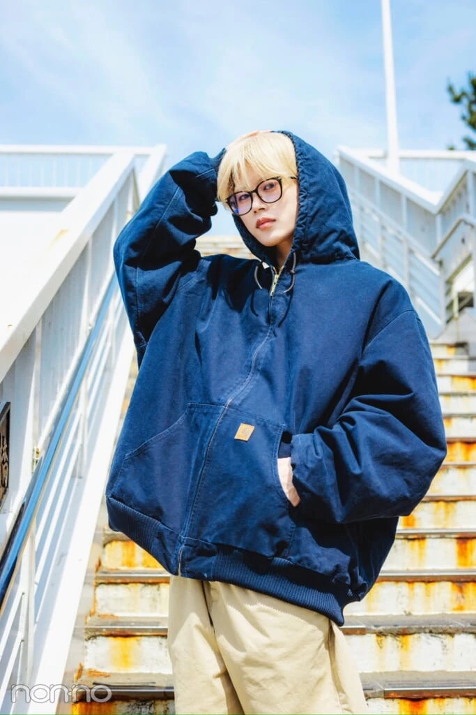 購入した古着のネイビーのパーカを着たJO1木全翔也