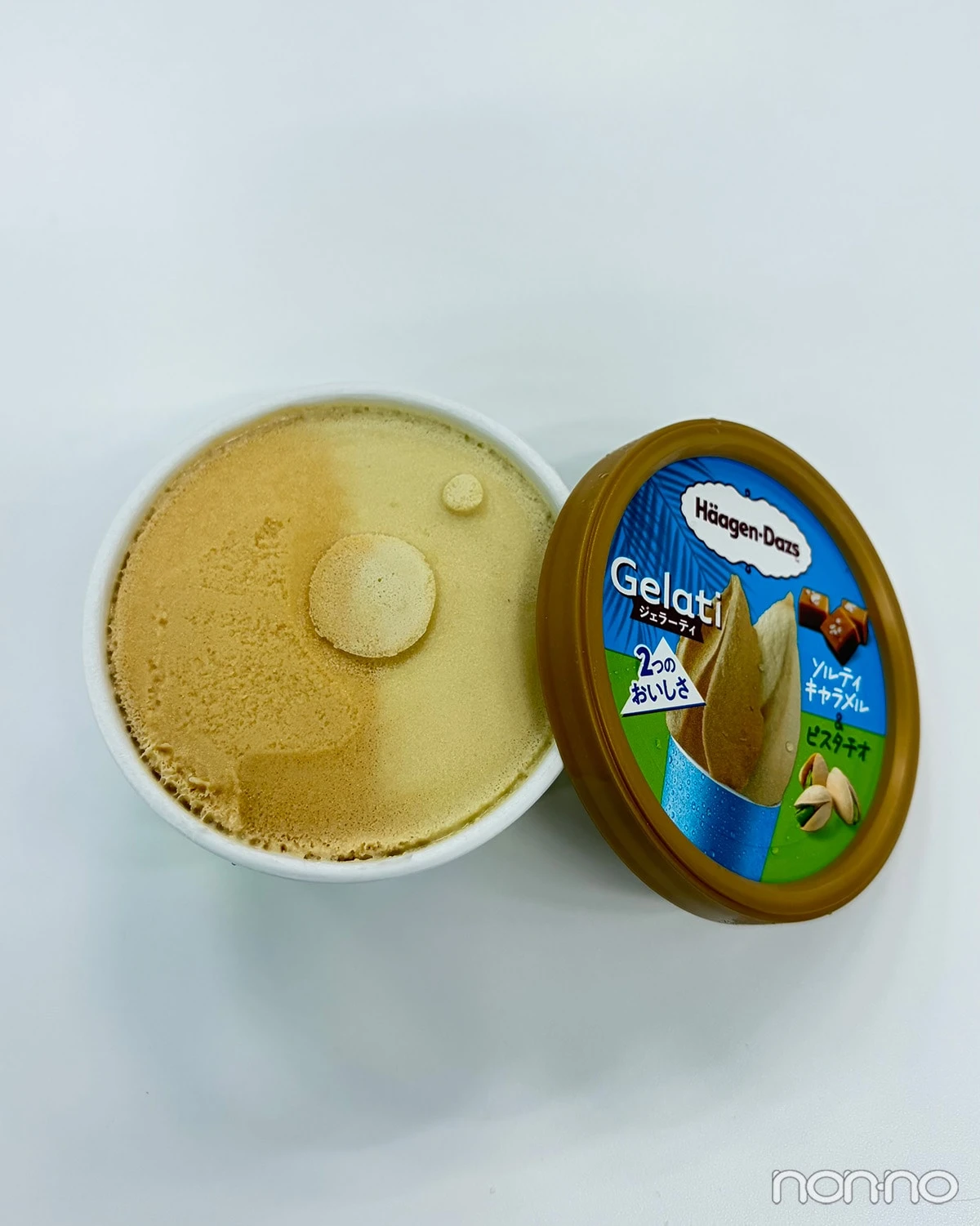 ハーゲンダッツ「ジェラーティ」ソルティキャラメル&ピスタチオ 蓋を開けた状態 2色のアイス