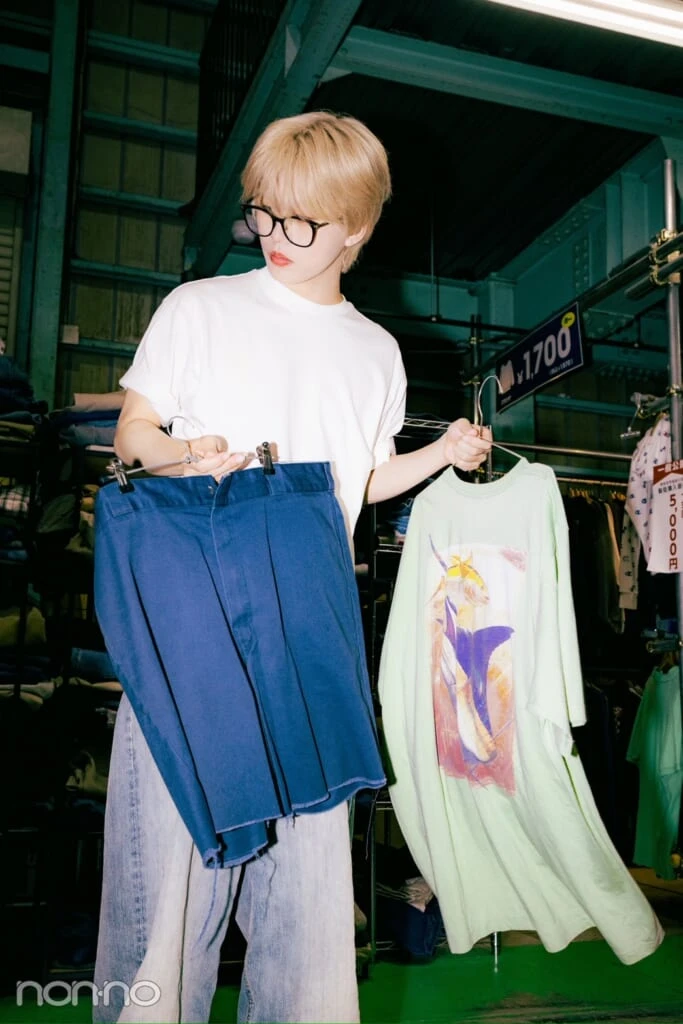カジキマグロがプリントされたTシャツでコーディネートを組むJO1木全翔也