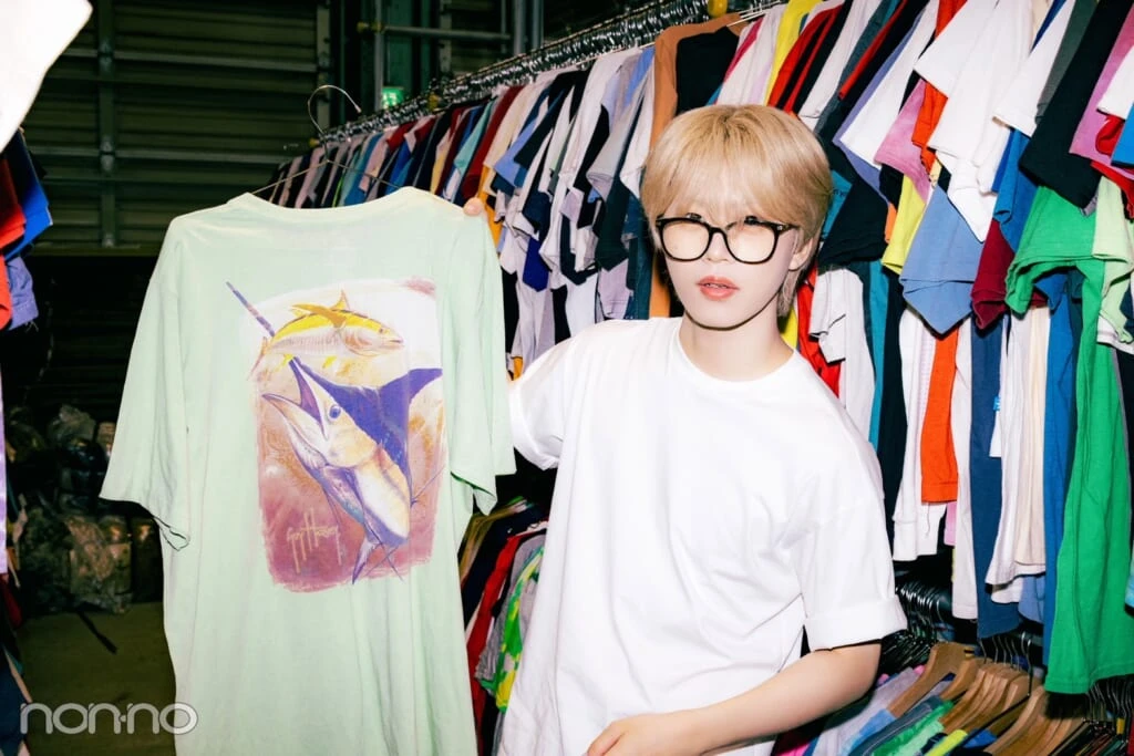 カジキマグロがプリントされたTシャツを持ったJO1木全翔也