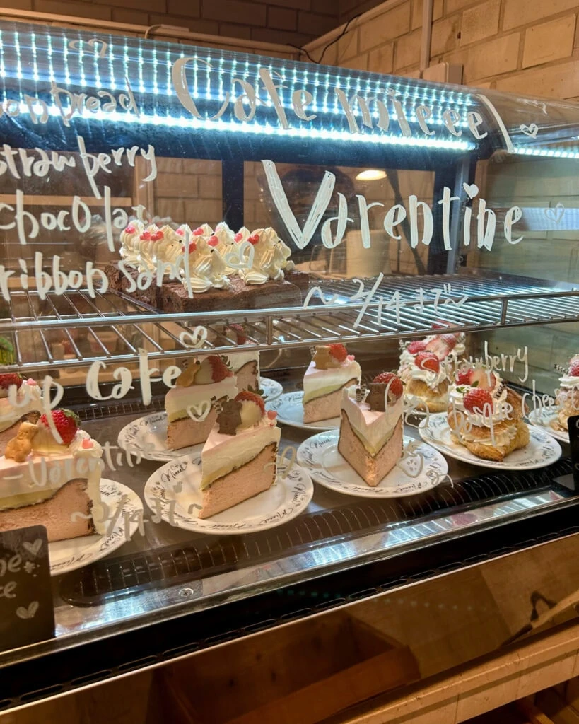 ショーケースに入ったチーズケーキ