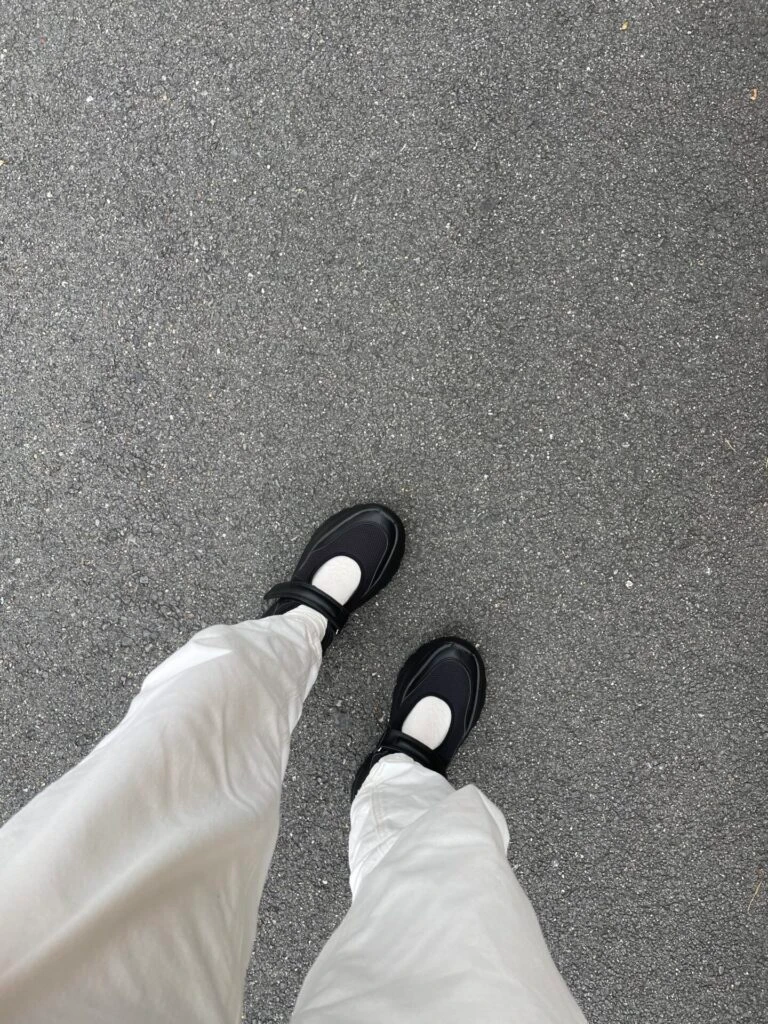 スニーカーサンダル　白パンツ　コーデ