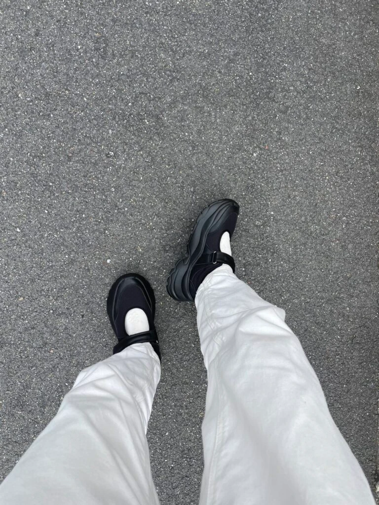 スニーカーサンダル　白パンツ　コーデ　側面