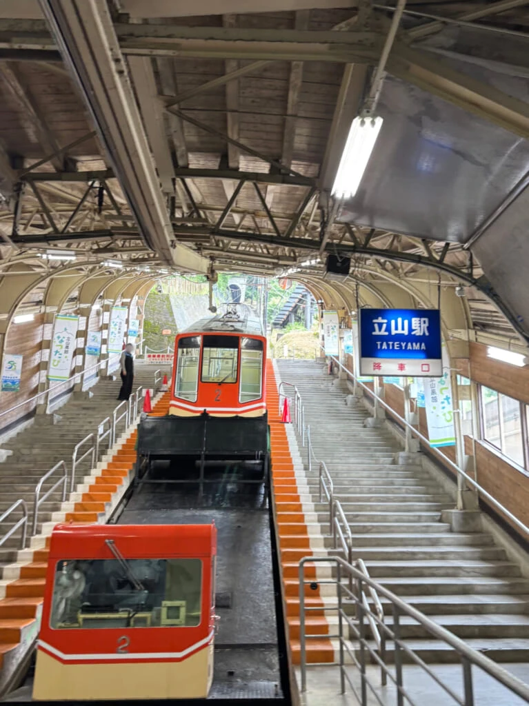 立山駅に停車中の美女平行きケーブルカー