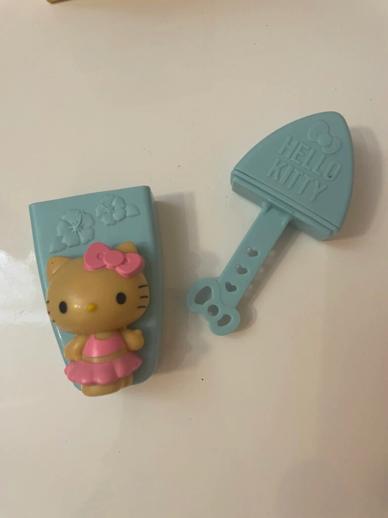 ふたの中にはアイスの棒がついている。