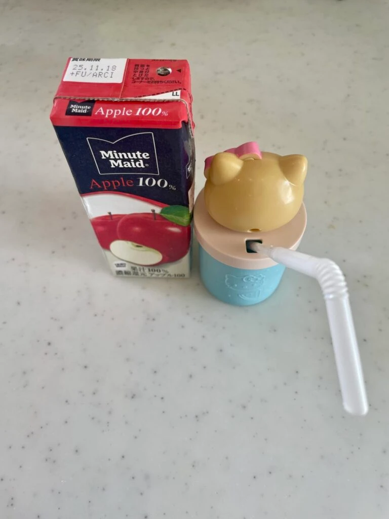 サマードリンクカップにジュースを入れている。細いストローならさせる。