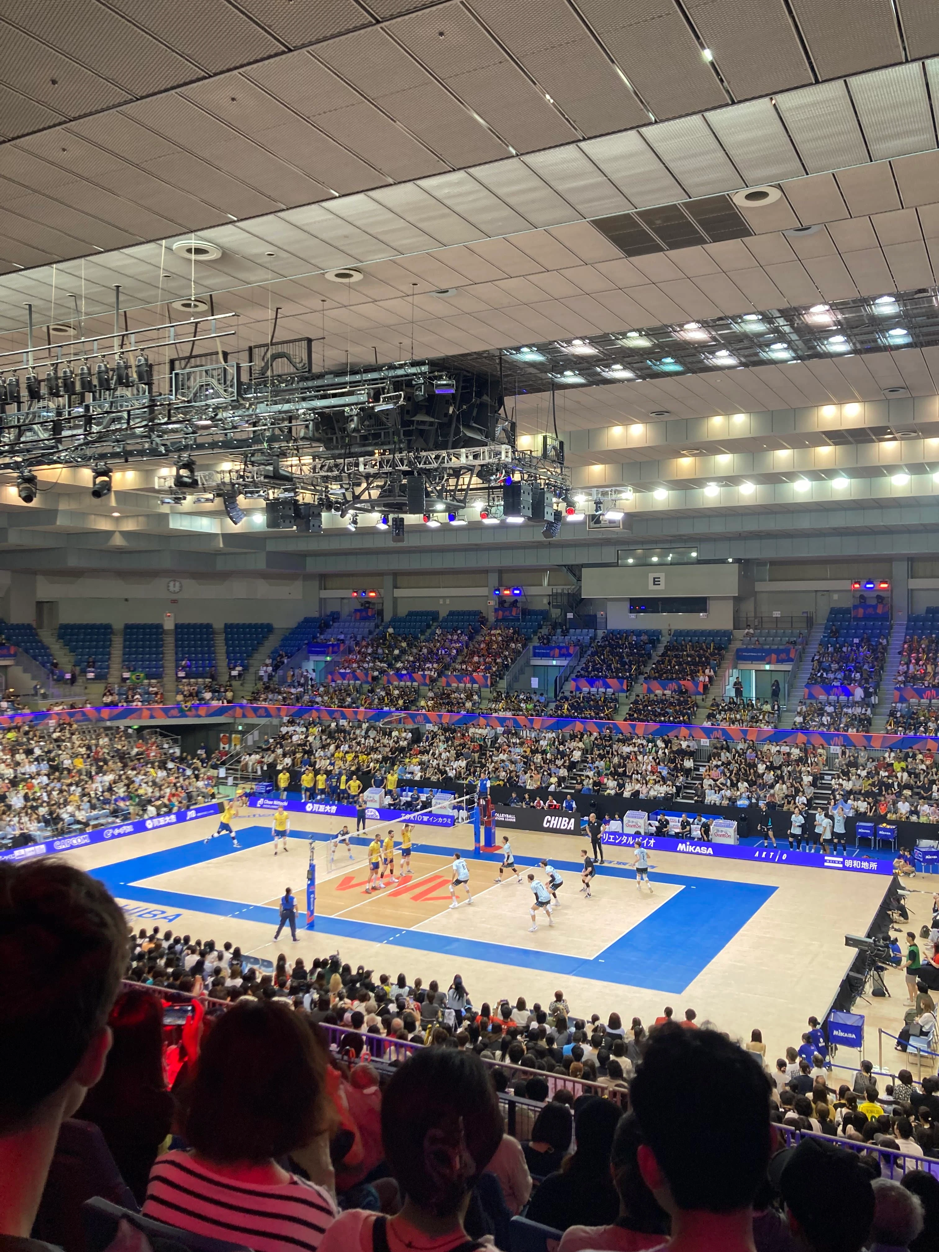 会場観客席スタンド上部からのコート
