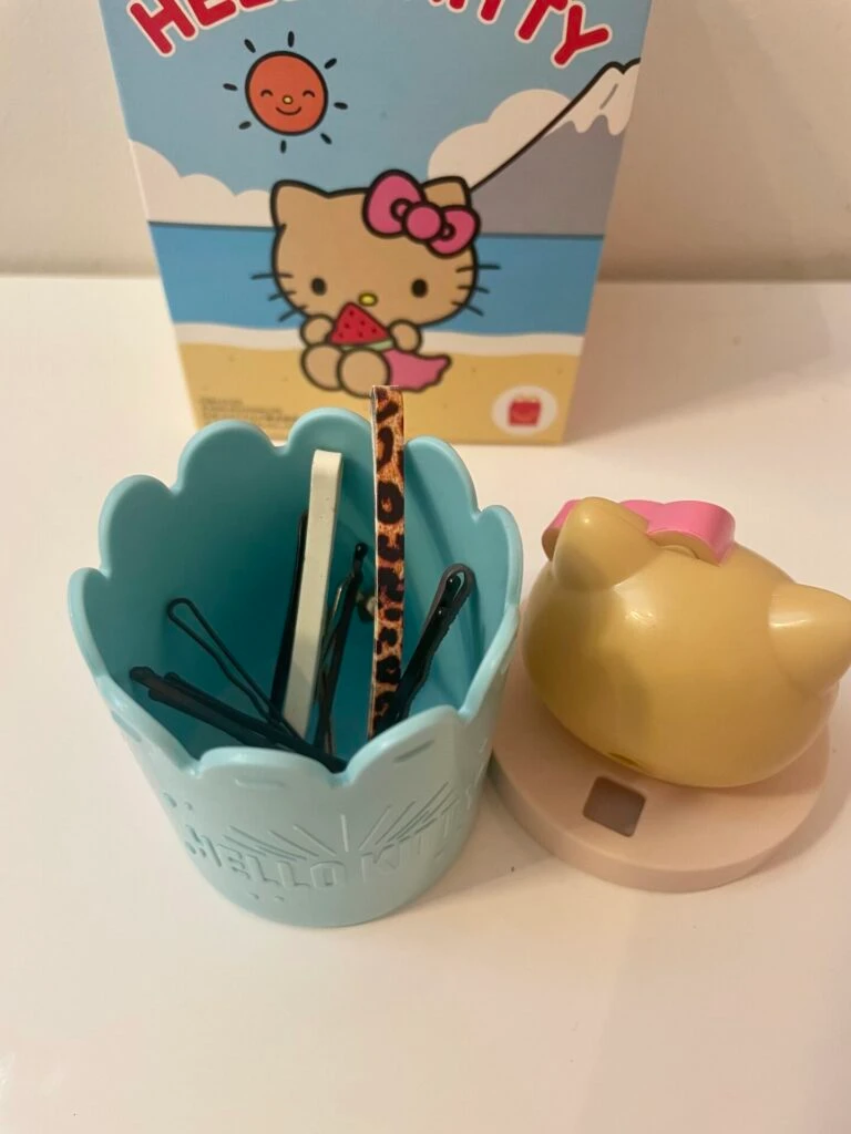 サマードリンクカップにヘアピンを収納している。