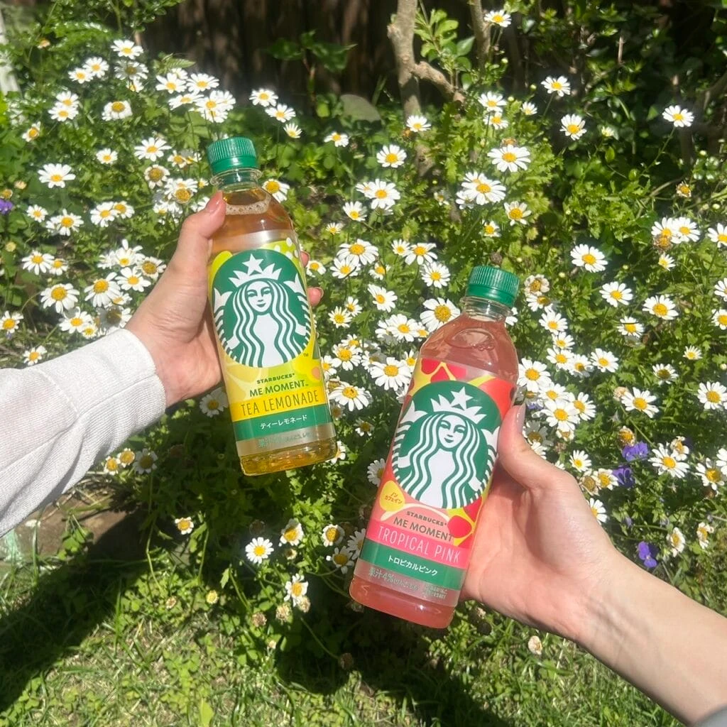 スターバックス® ME MOMENT™ ティーレモネードと スターバックス® ME MOMENT™ トロピカルピンク™を手に持った写真