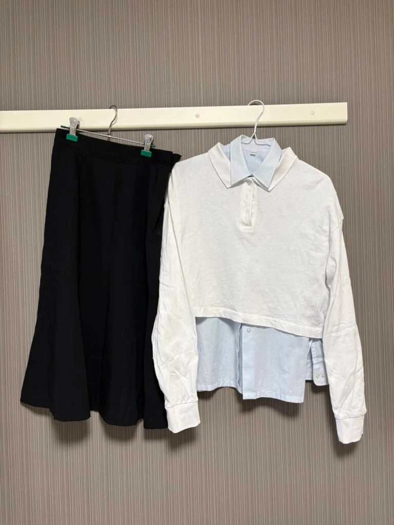ZARA　トップス　コーデ　水色シャツ　黒スカート