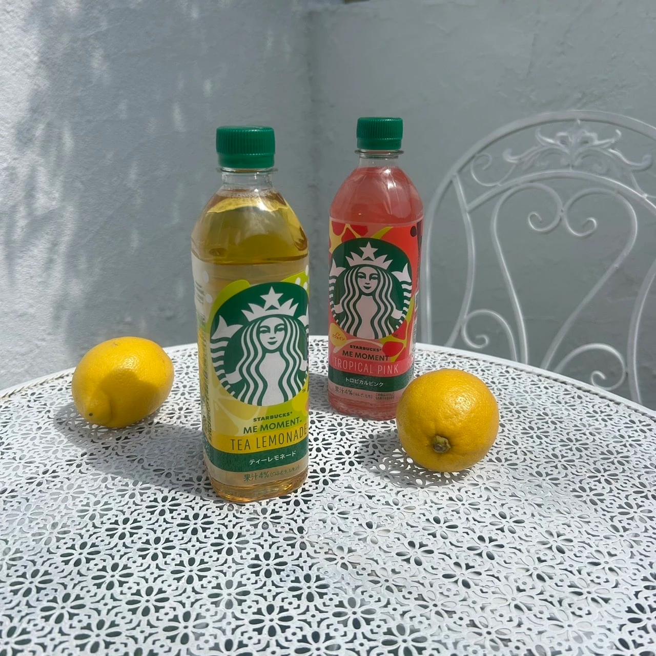 スターバックス® ME MOMENT™ ティーレモネードと スターバックス® ME MOMENT™ トロピカルピンク™の写真