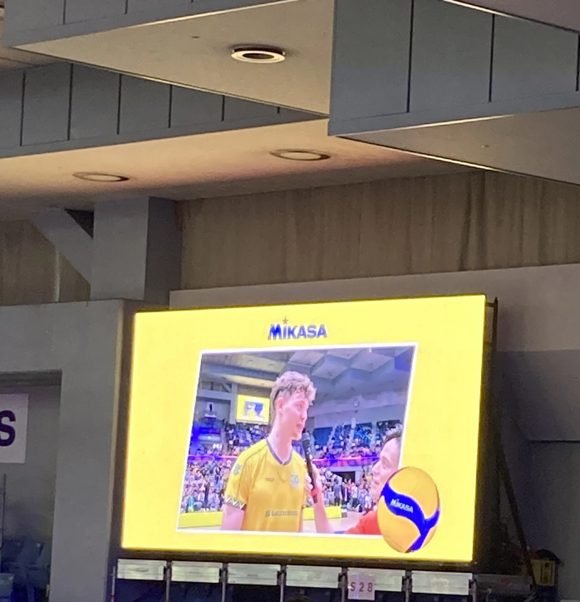 モニターに映し出される、ブラジル代表選手のインタビュー