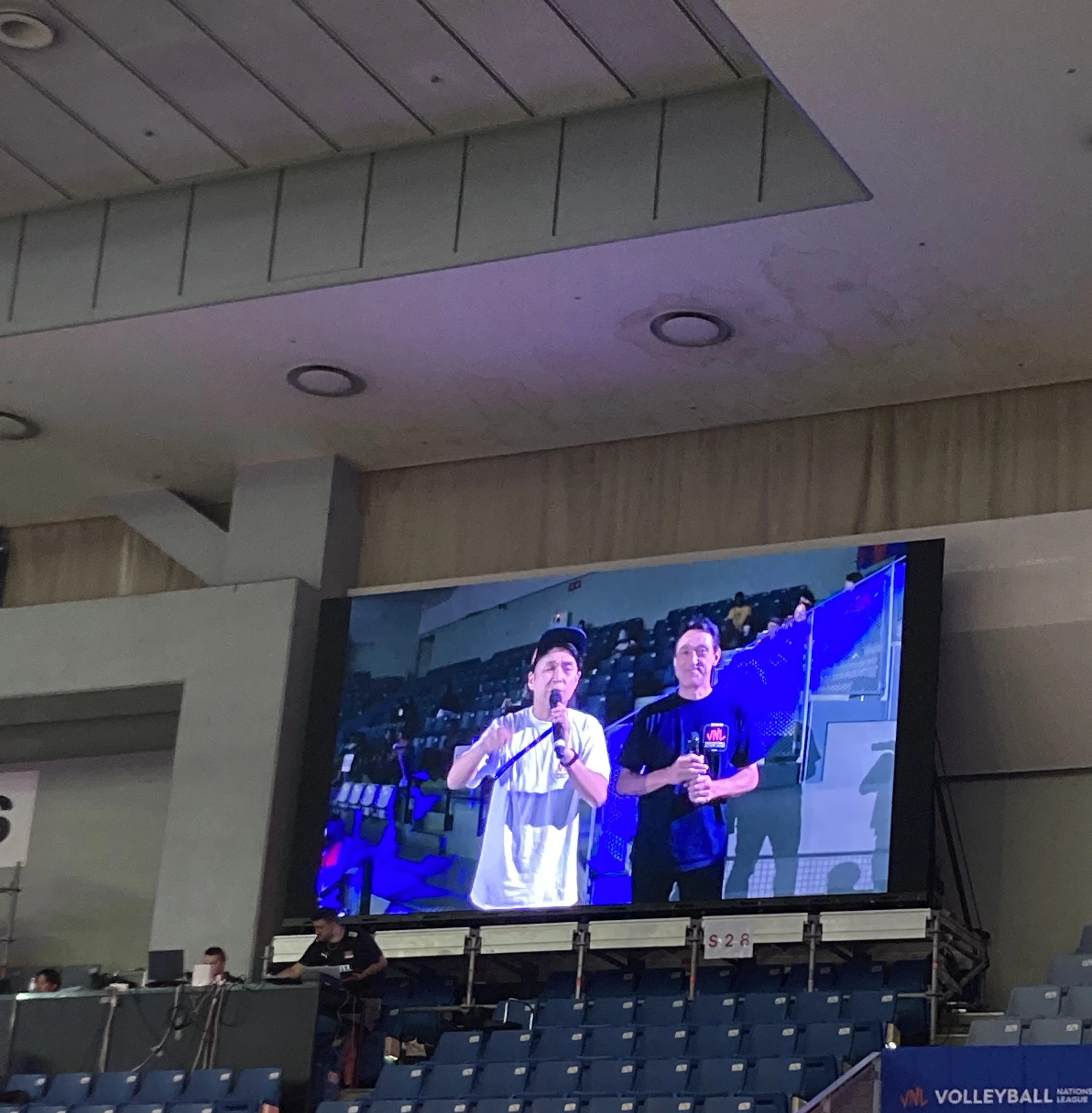スクリーンに映ったスタジアムDJ