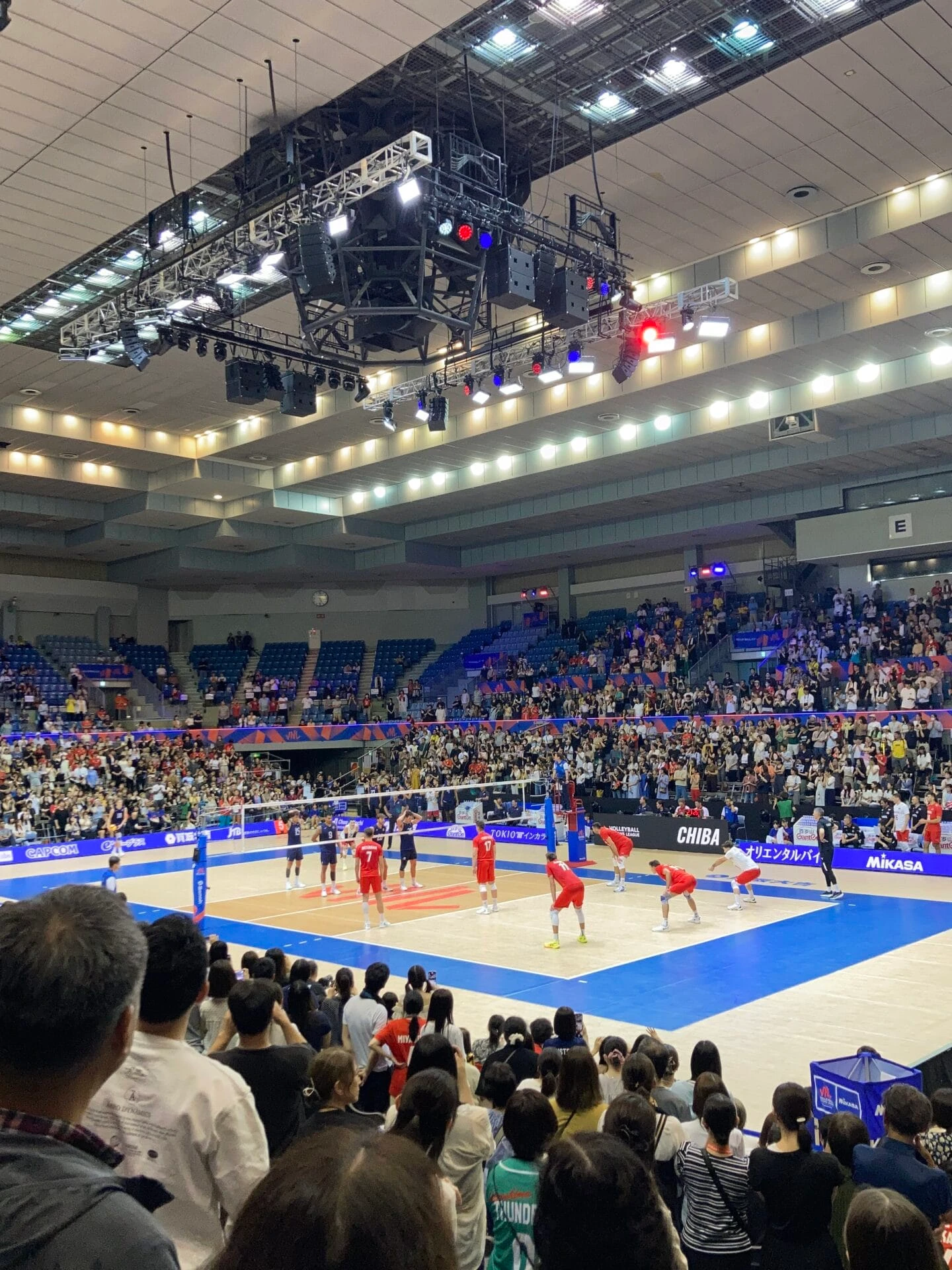 会場観客席アリーナ席からのコート