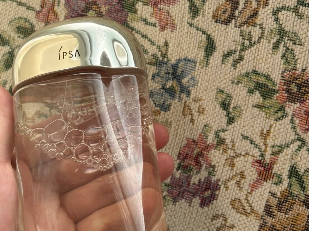 イプサの新作薬用化粧水を手に持った様子