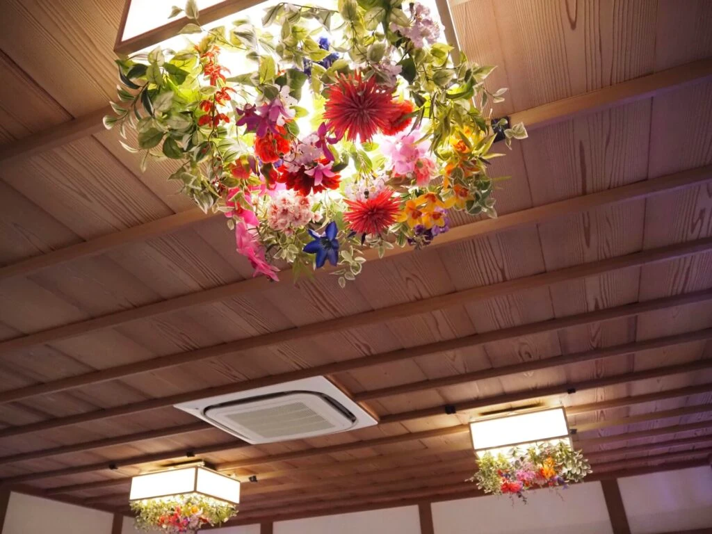 お花でデコレーションされたシャンデリア