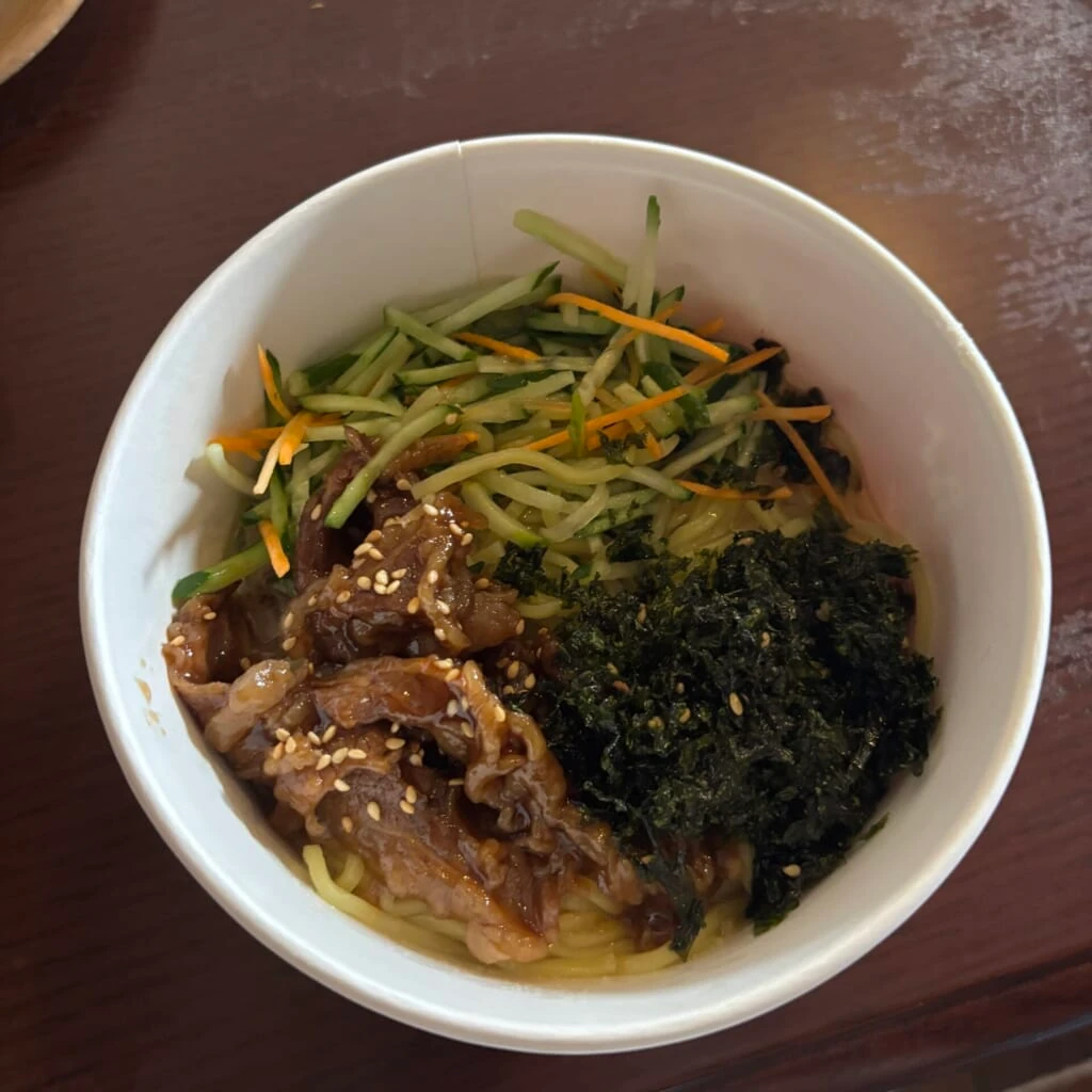 『牛カルビと韓国のりの冷やし麺(塩レモン)』¥1080 /ドックサイドダイナー