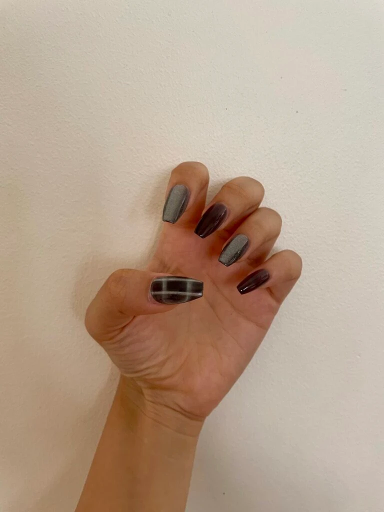 ネイルチップを貼った手