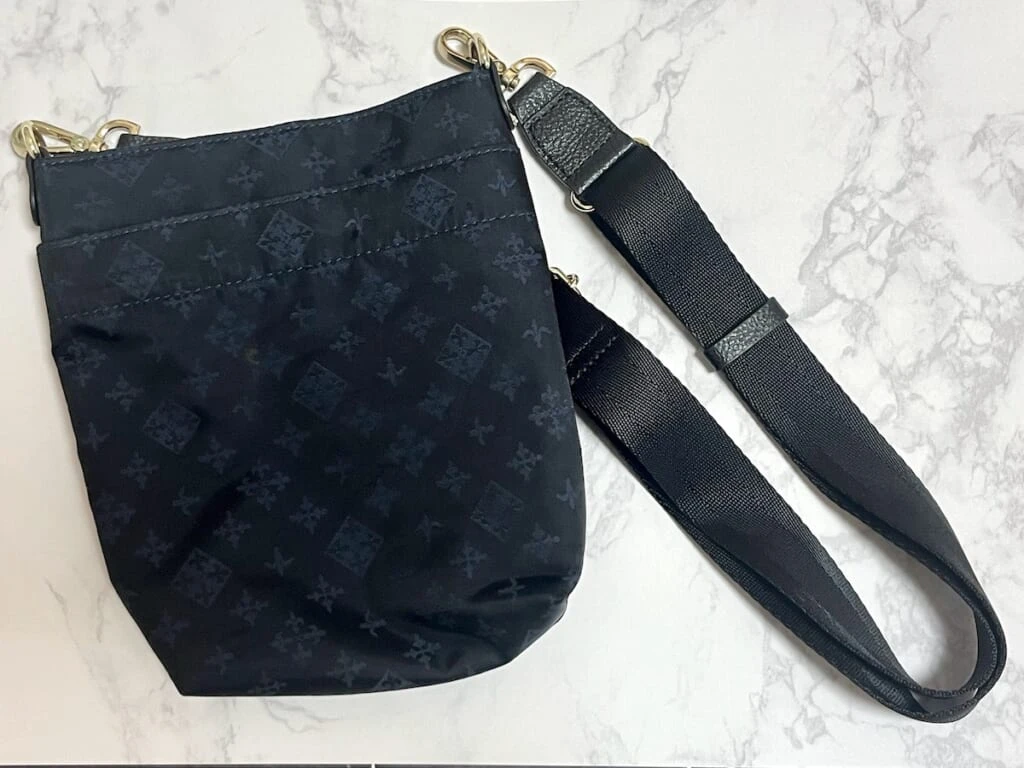 合宿の持ち物　小さめのショルダーバッグ　ポシェット　紺色