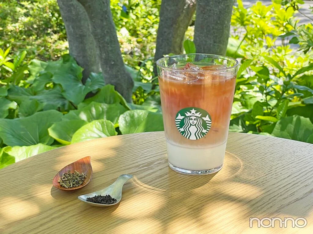 店内用のグラスに入った『ほうじ茶 & クラシックティー ラテ(アイス/ホット)』