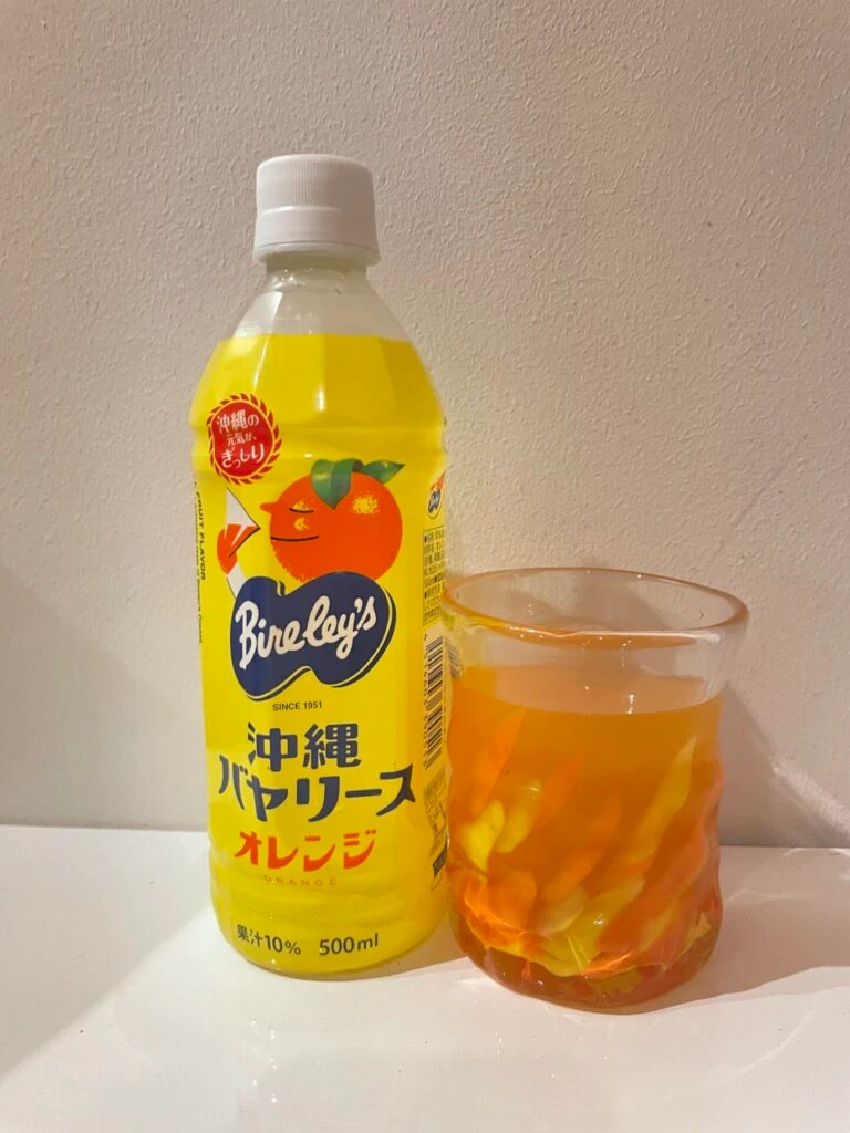 沖縄バヤリースオレンジのペットボトル、コップに注いだドリンク
