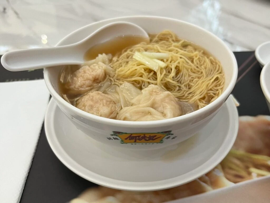 香港国際空港グルメ 「何洪記粥麵專家」 海老ワンタン麺