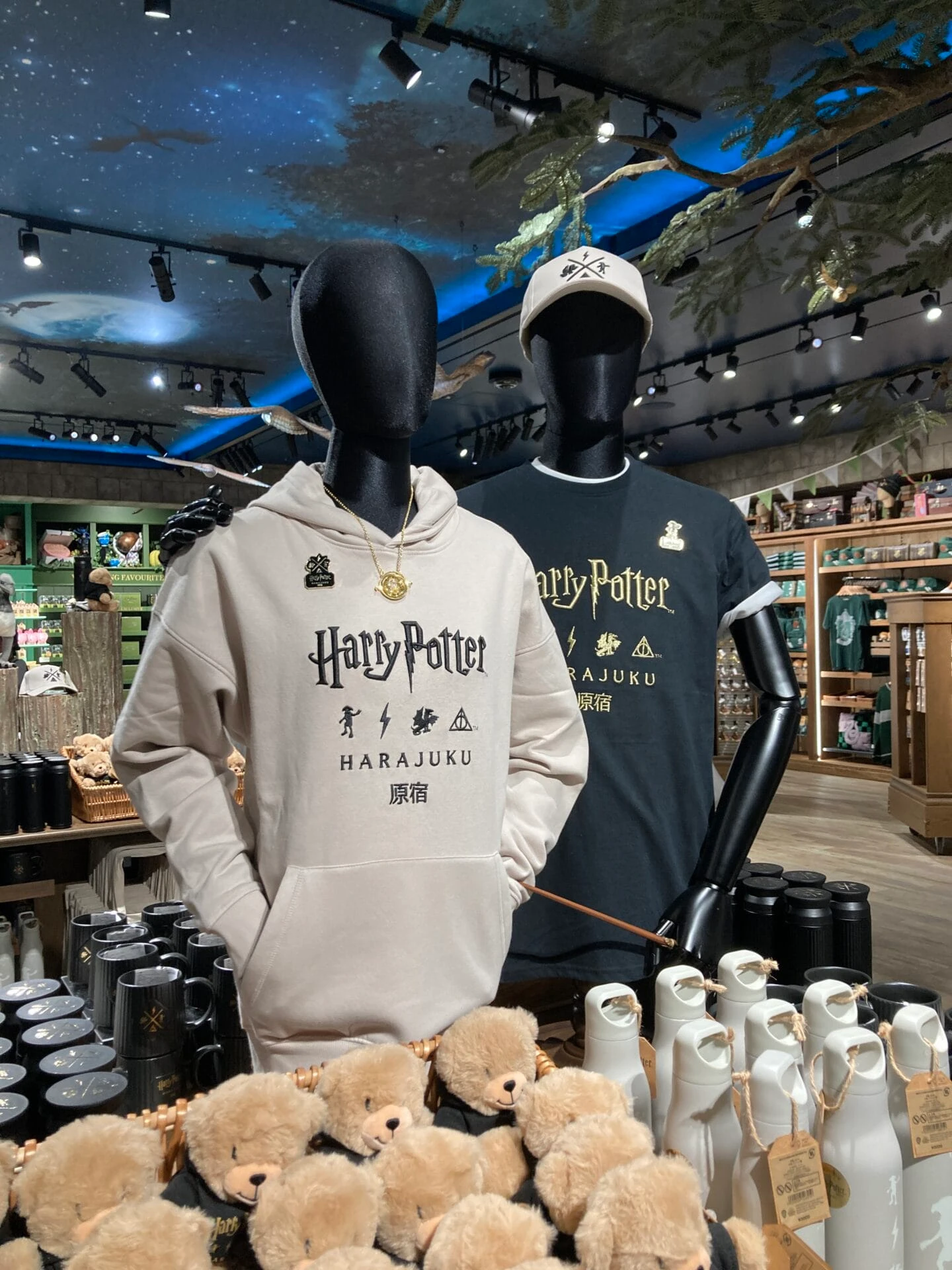 原宿限定アパレルアイテムを着ているマネキン全体