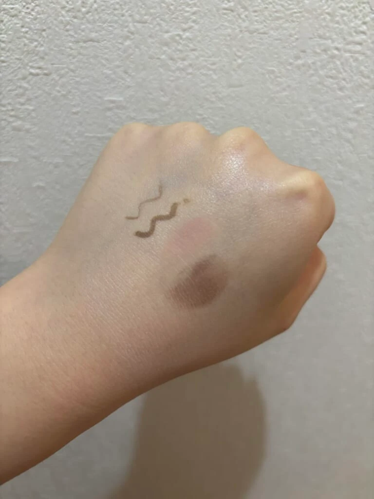 手の甲にメイクをのせた状態