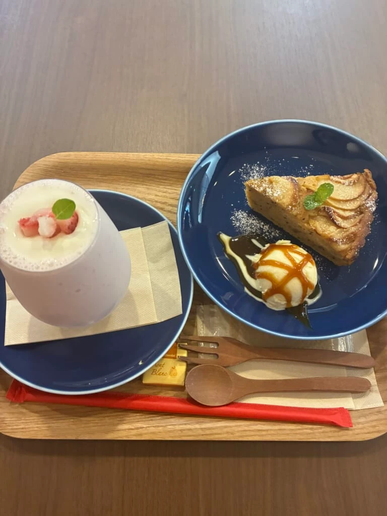 「米粉のリンゴケーキ」「いちごスムージー」「春の新作」