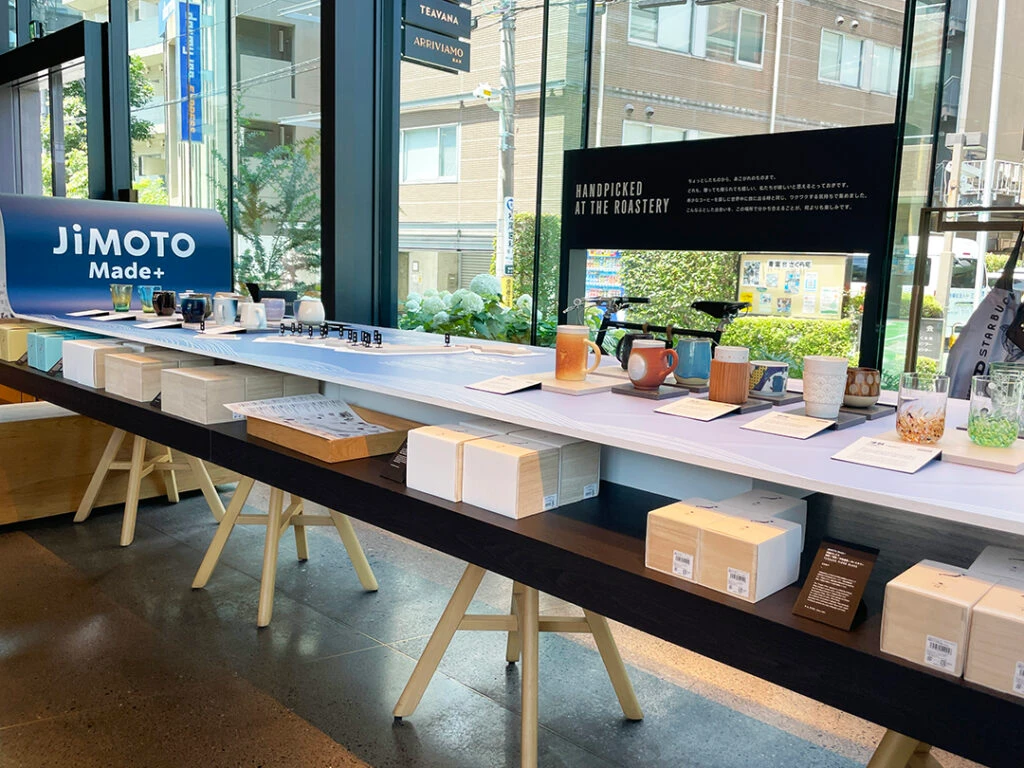 「JIMOTO Made（ジモト メイド）」シリーズが並ぶグッズスペース