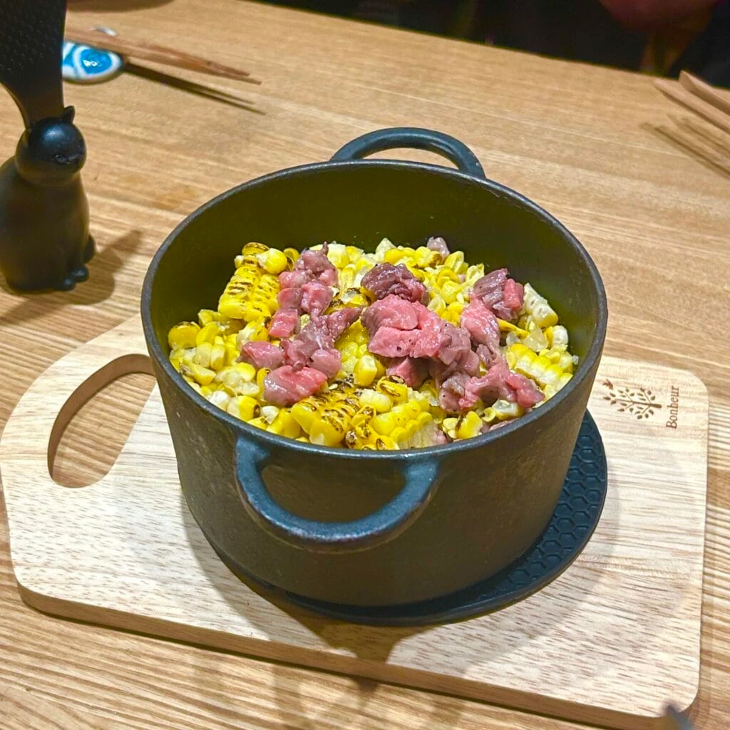 おかかバター香るとうもろこしと和牛のココット飯