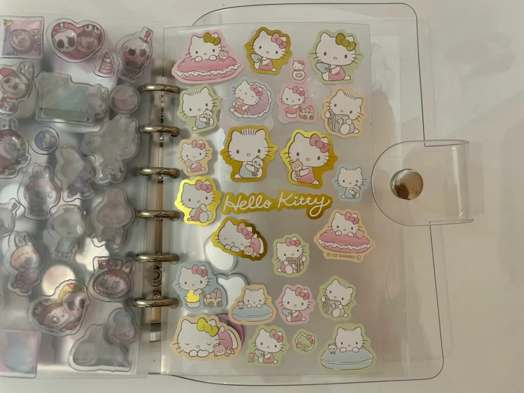 ハローキティ―とその仲間たちが描かれたシール