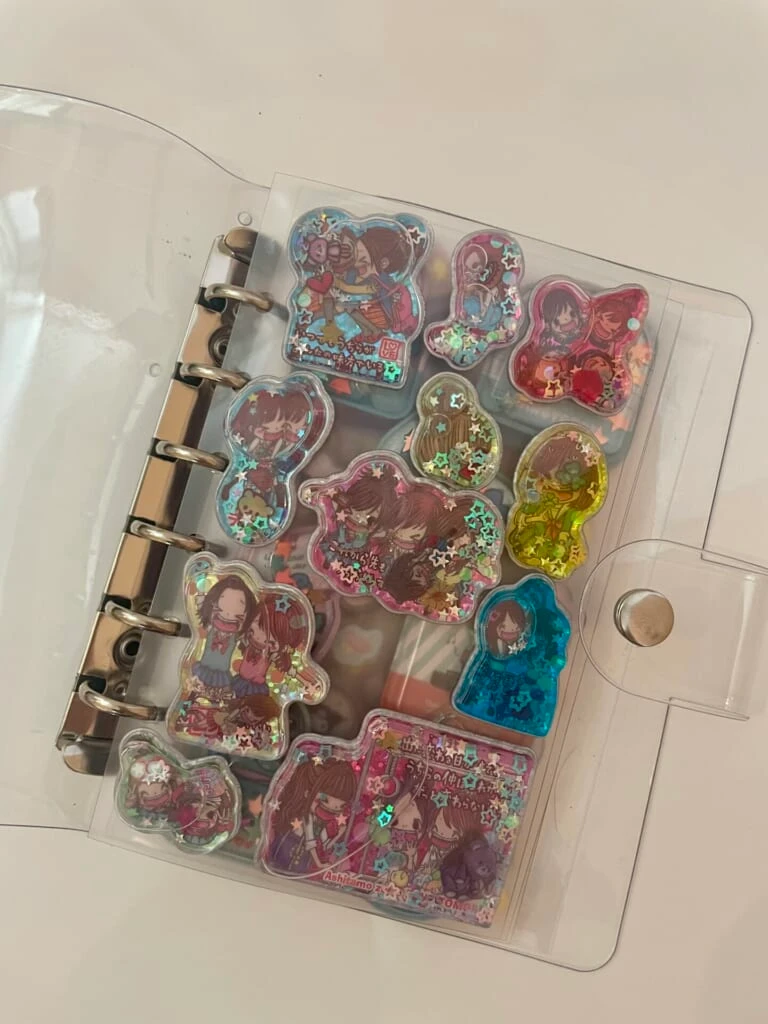中のシールが見える透明シール帳