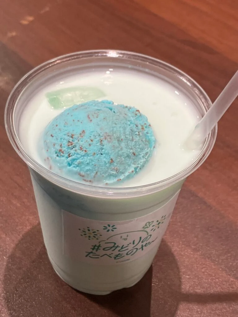 コラボカフェの飲み物の写真。ミントミルクの上にミントアイスが浮いている。