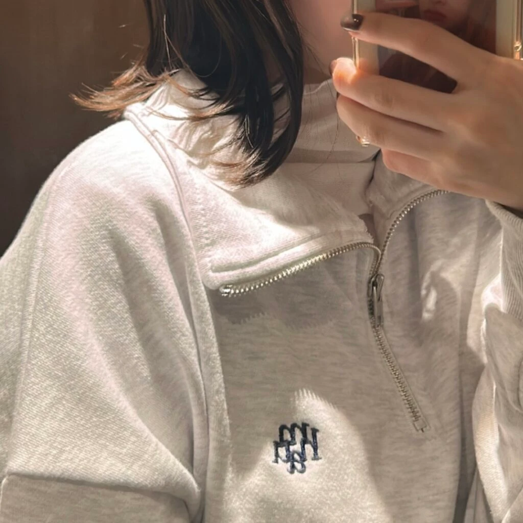 『muahmuah』のスウェットのロゴ
