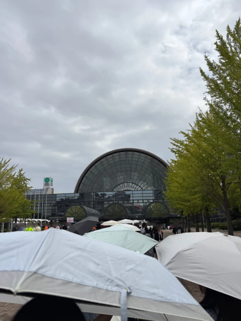 インテックス大阪6号館B前の待機列と日傘を差して開場を待つ来場者