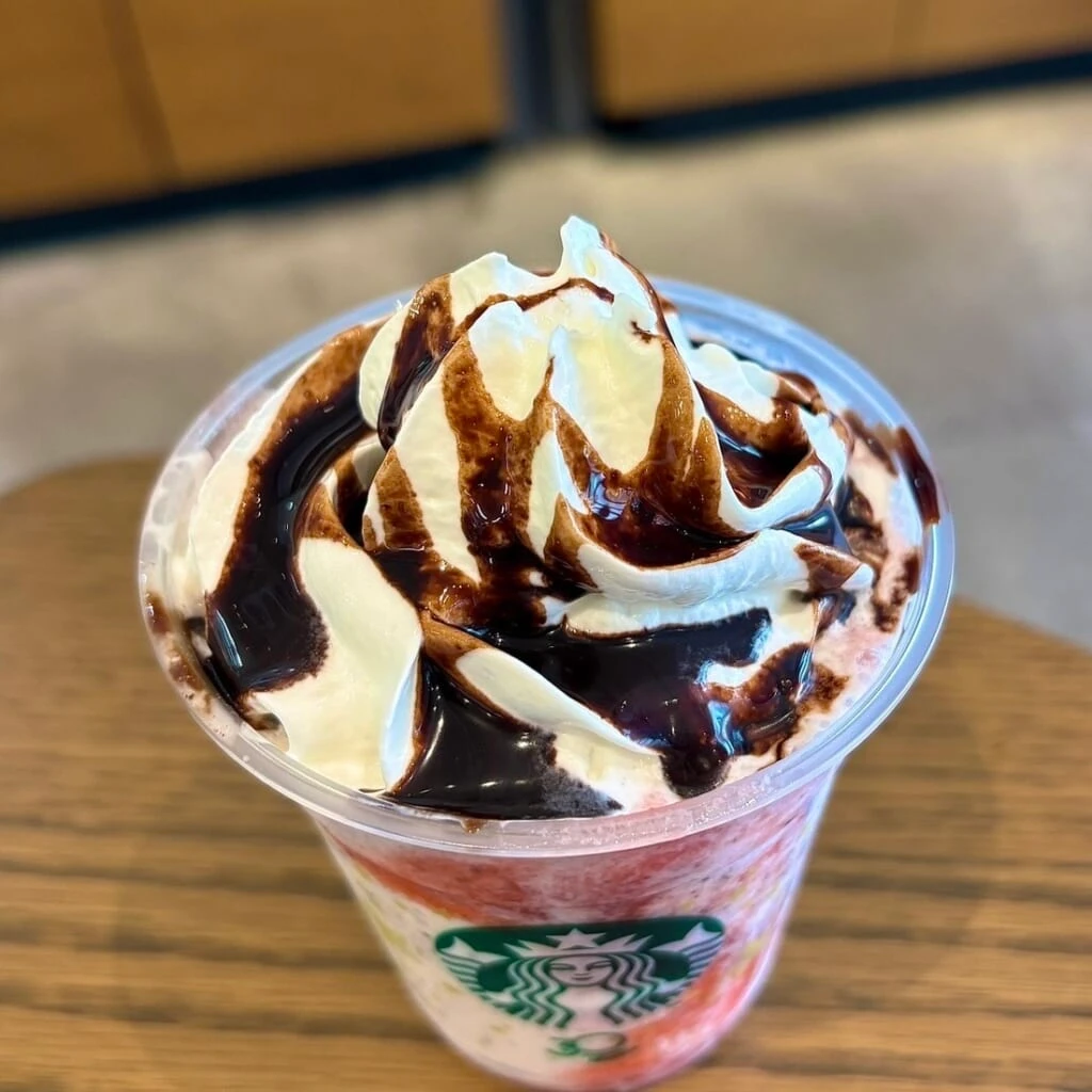 イチゴ チョコレート フラペチーノ
ホイップ&濃厚チョコレートソースが至福